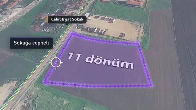 Uydu görüntüsü ve arazi modeli üzerinde araziye oturan mor parsel sınırı